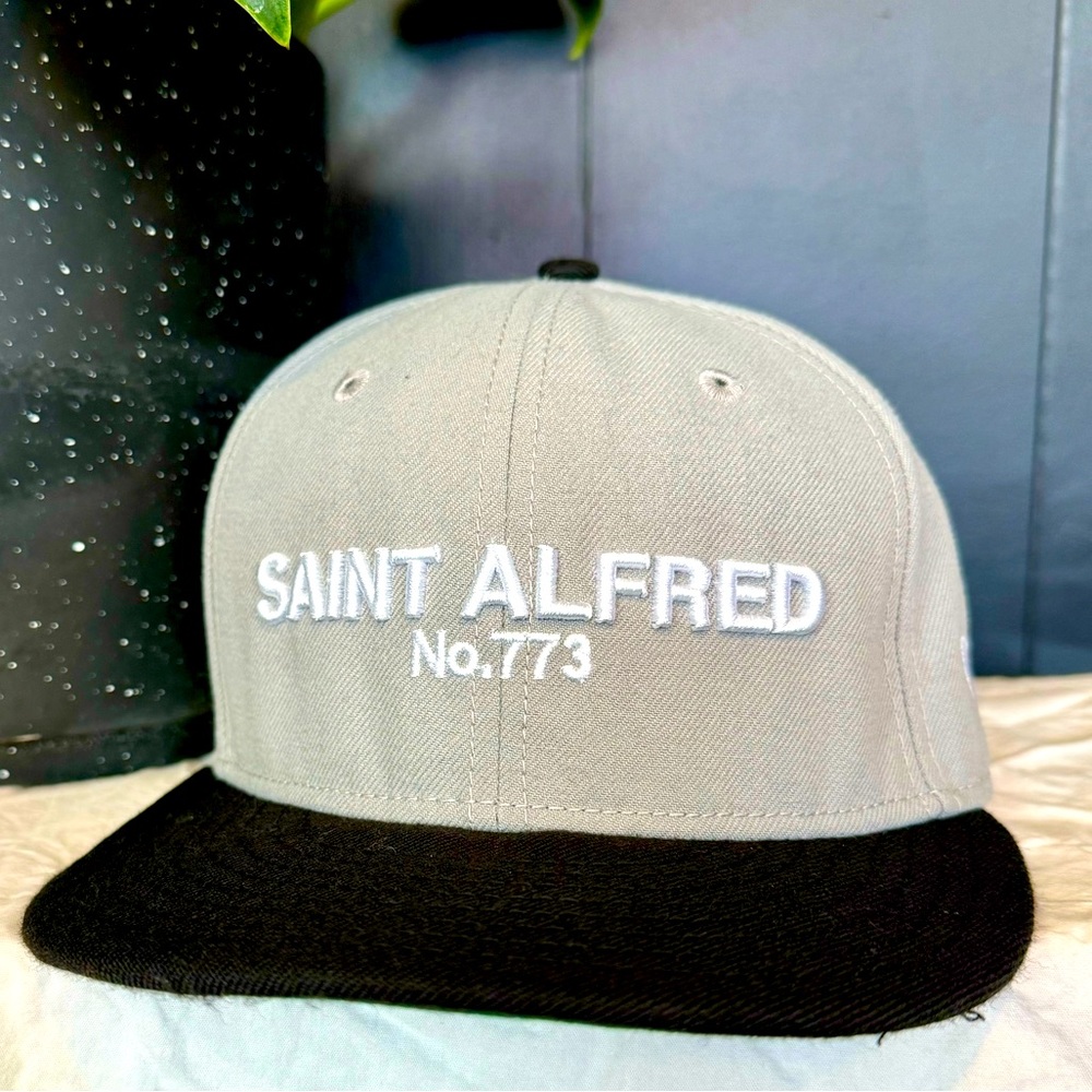 New Era Saint Alfred 59Fifty fitted hat grey and black